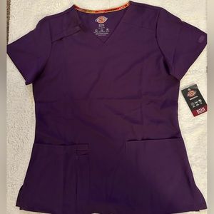 NWT Dickies EDS essential scrubs v-neck women’s top. Size small
